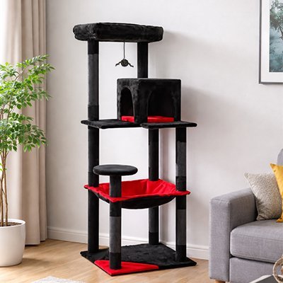  arbre à chat noir et rouge avec niche, plateformes, hamac et jouet suspendu, placé près d’un canapé. 