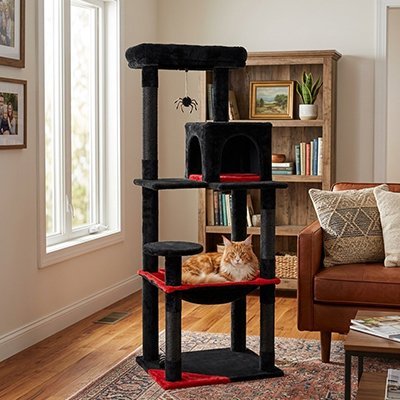 chat roux et blanc allongé sur la plateforme rouge d’un arbre à chat noir avec niche et hamac. 