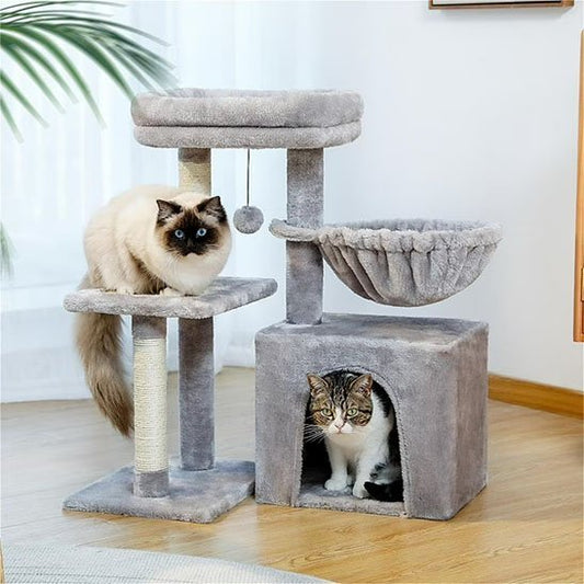 deux chats sur un petit arbre à chat gris avec niche, plateformes, panier suspendu et poteaux griffoirs.